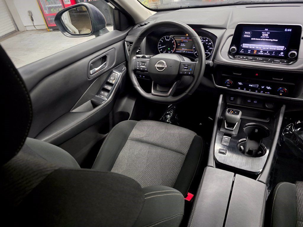 Used 2025 Nissan Rogue SV FWD image 34