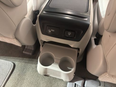 Used 2012 Toyota Sienna XLE w/ Entertainment Pkg FWD image 26