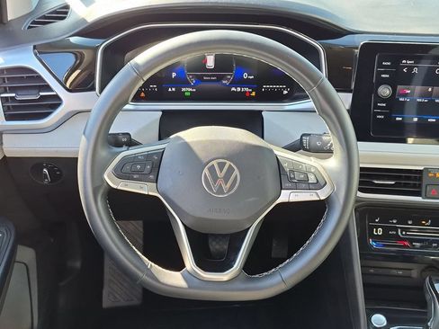 Used 2025 Volkswagen Taos SE AWD/4WD image 23