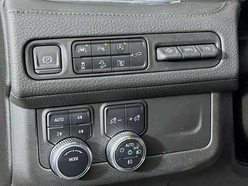 Used 2022 GMC Yukon XL Denali AWD/4WD image 14