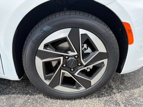 New 2027 Chrysler Pacifica Limited FWD image 24
