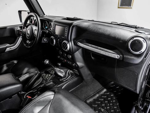 Used 2015 Jeep Wrangler Unlimited Rubicon w/ Connectivity Group AWD/4WD image 11