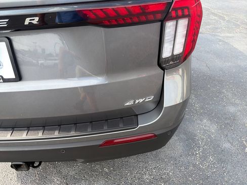 Used 2025 Ford Explorer Active AWD/4WD image 6