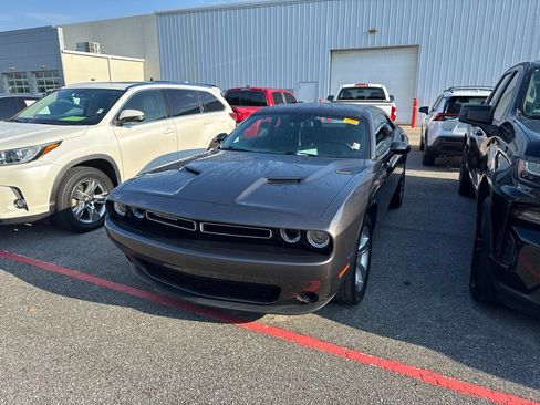 Used 2023 Dodge Challenger SXT RWD image 1