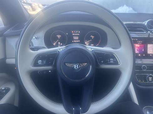 Used 2023 Bentley Bentayga Extended Wheelbase image 19