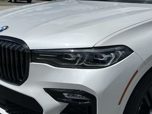 Used 2022 BMW X7 xDrive40i w/ M Sport Package AWD/4WD image 11