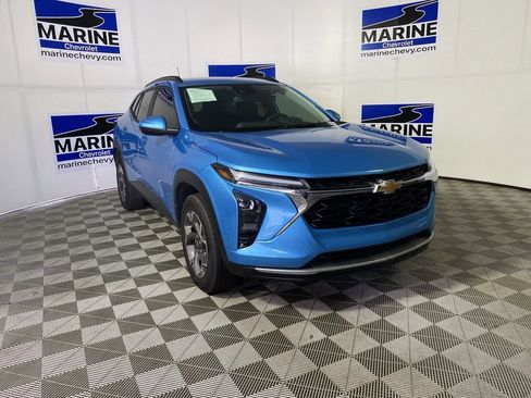 Used 2025 Chevrolet Trax LT w/ Driver Confidence Package FWD image 1