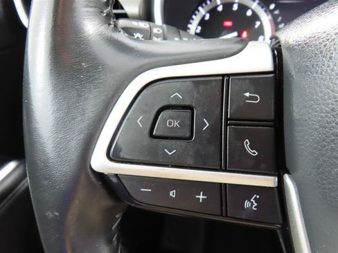 Used 2022 Toyota Highlander XLE FWD image 24