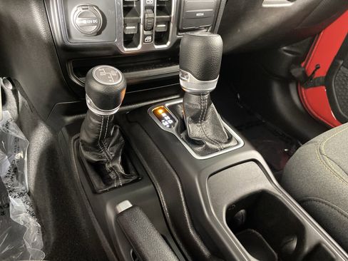 Used 2025 Jeep Wrangler Unlimited Sahara w/ Safety Group AWD/4WD image 30