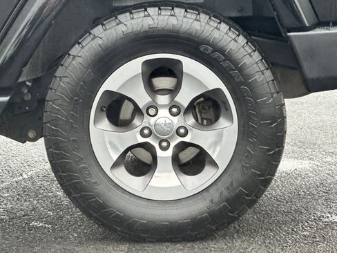 Used 2017 Jeep Wrangler Unlimited Sahara w/ Connectivity Group image 23