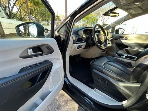 Certified 2023 Chrysler Pacifica Touring-L FWD image 15