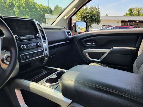 Used 2021 Nissan Titan SV w/ SV Convenience Package RWD image 18