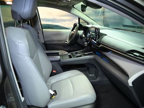 Used 2024 Toyota Sienna Limited image 43