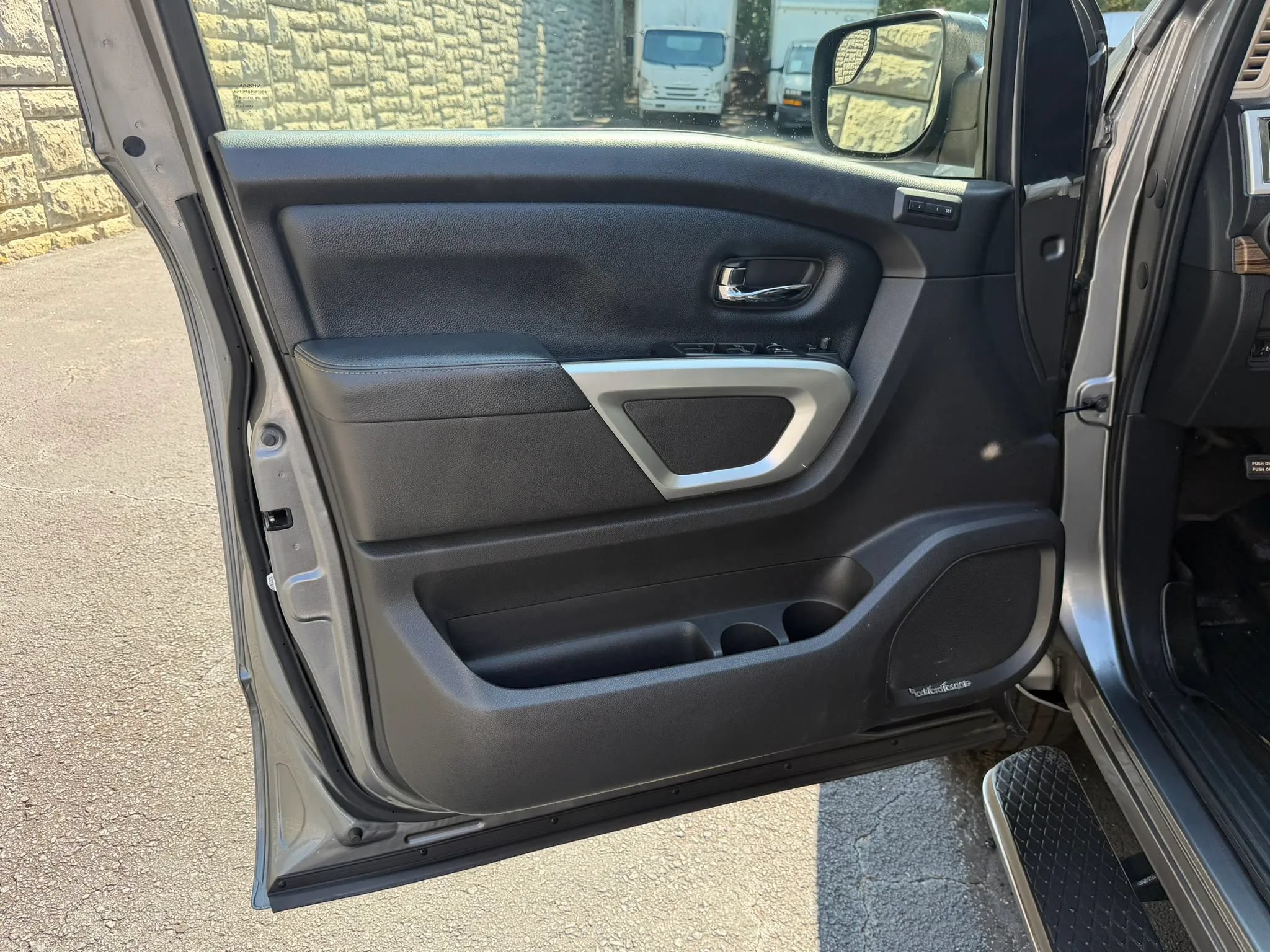Used 2017 Nissan Titan SL AWD/4WD image 28