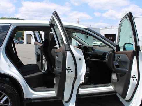 Used 2023 Nissan Rogue S AWD/4WD image 17