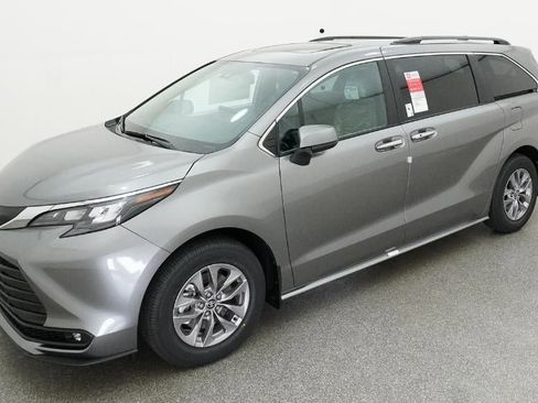 New 2026 Toyota Sienna XLE image 34