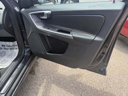 Used 2016 Volvo XC60 T5 Premier w/ Proximity Package FWD image 4