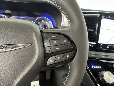 Used 2025 Chrysler Pacifica Limited image 29
