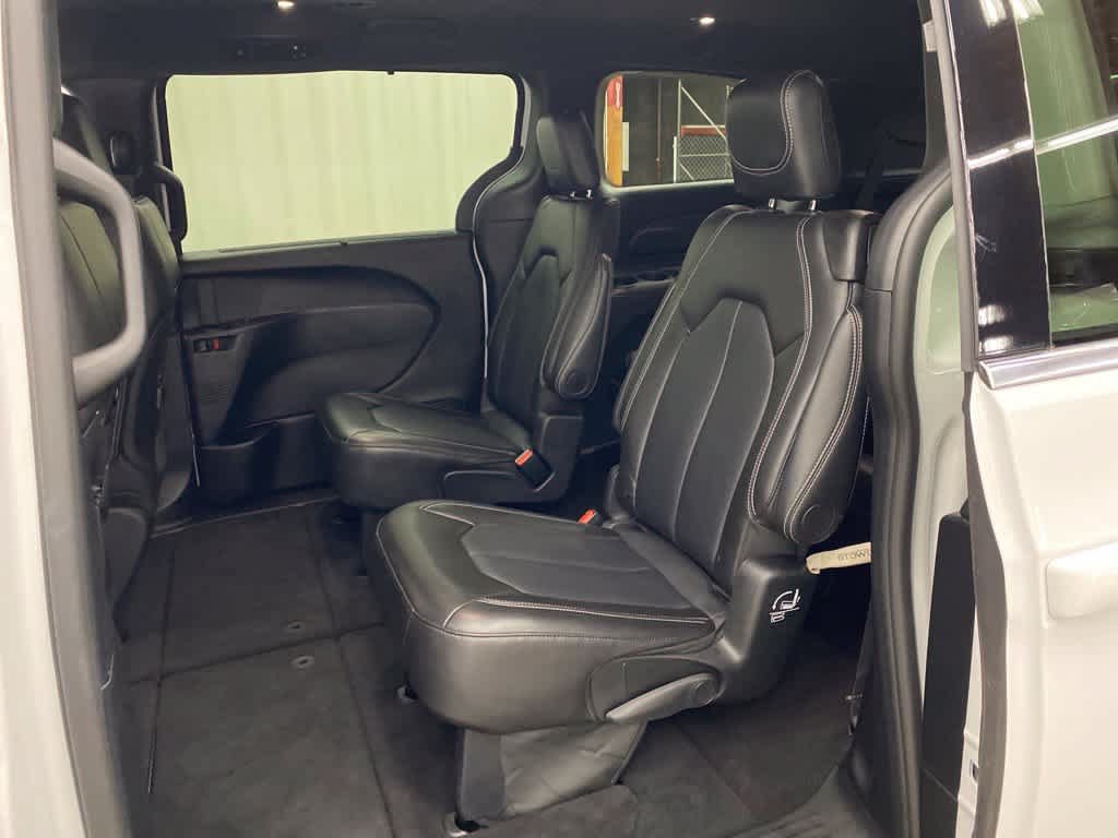 Used 2025 Chrysler Pacifica Select FWD image 15
