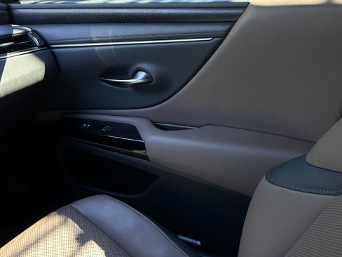 Used 2022 Lexus ES 300h w/ Premium Package FWD image 17