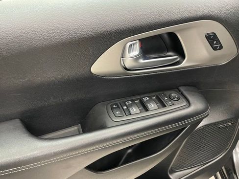 Used 2023 Chrysler Pacifica Limited w/ Uconnect Theater Family Group image 10
