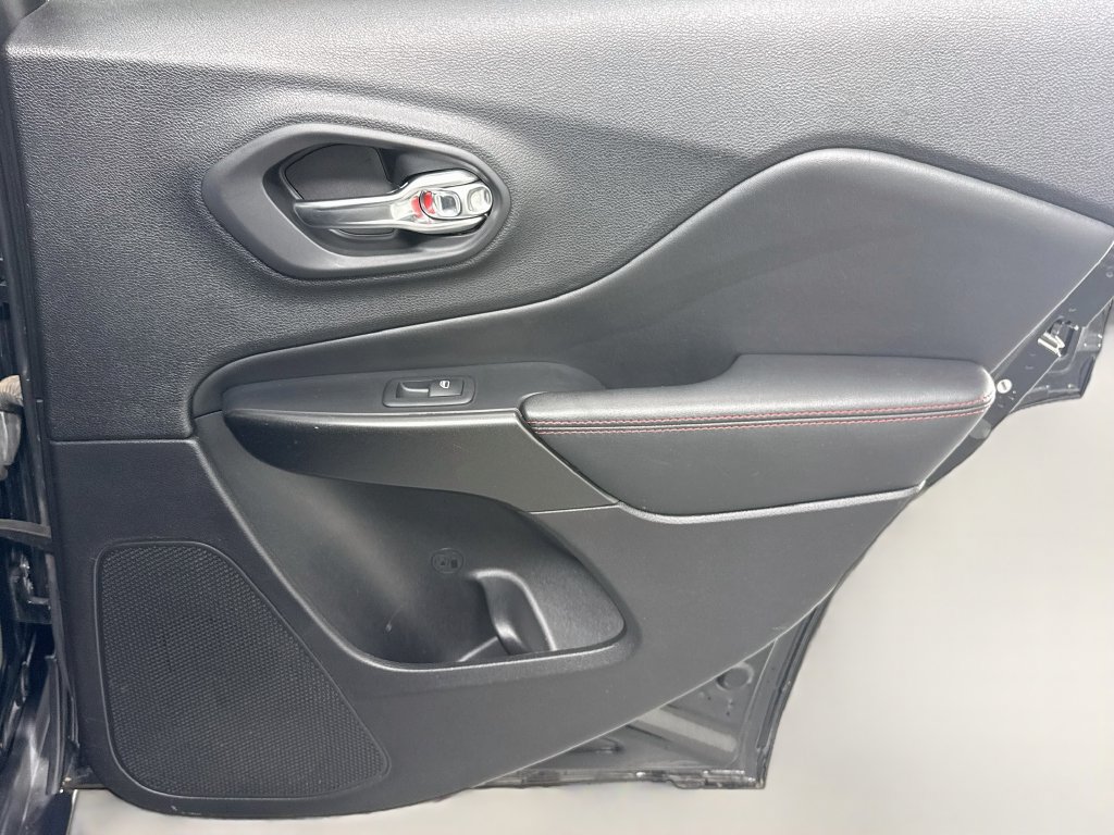 Used 2022 Jeep Cherokee Trailhawk w/ Comfort/Convenience Group AWD/4WD image 40