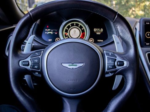 Used 2022 Aston Martin DB11 Volante image 11