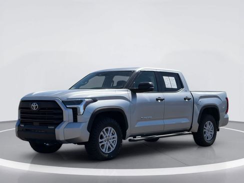 Used 2022 Toyota Tundra SR5 w/ SR5 Convenience Package AWD/4WD image 2