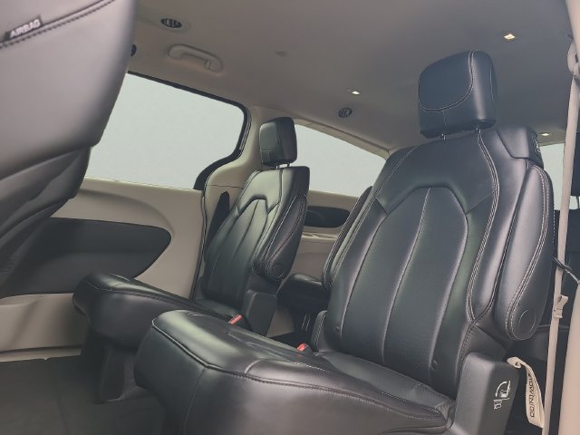 Used 2023 Chrysler Pacifica Touring-L FWD image 14