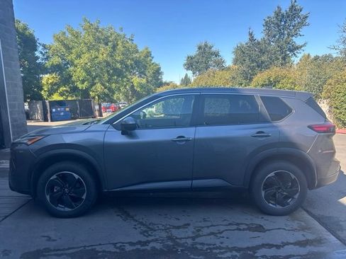 Used 2024 Nissan Rogue SV FWD image 2