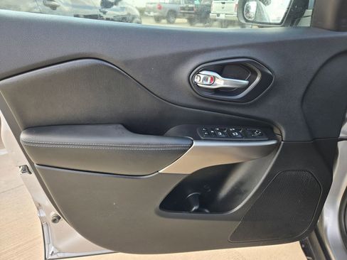 Certified 2019 Jeep Cherokee Latitude Plus w/ Comfort/Convenience Group image 11