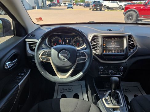 Used 2017 Jeep Cherokee Latitude FWD image 24