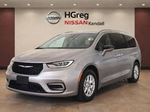 Used 2024 Chrysler Pacifica Touring-L FWD image 3