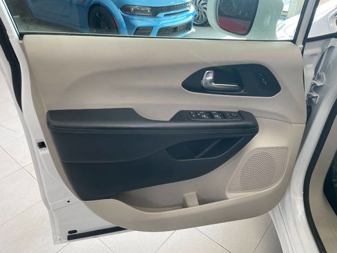 Used 2020 Chrysler Pacifica Limited image 15