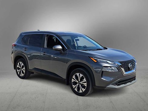 Used 2022 Nissan Rogue SV image 2