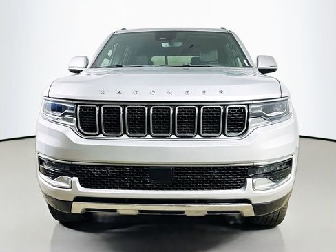 Used 2022 Jeep Wagoneer Series III w/ Premium Group I AWD/4WD image 2