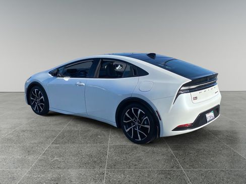 Used 2024 Toyota Prius Prime Premium FWD image 3
