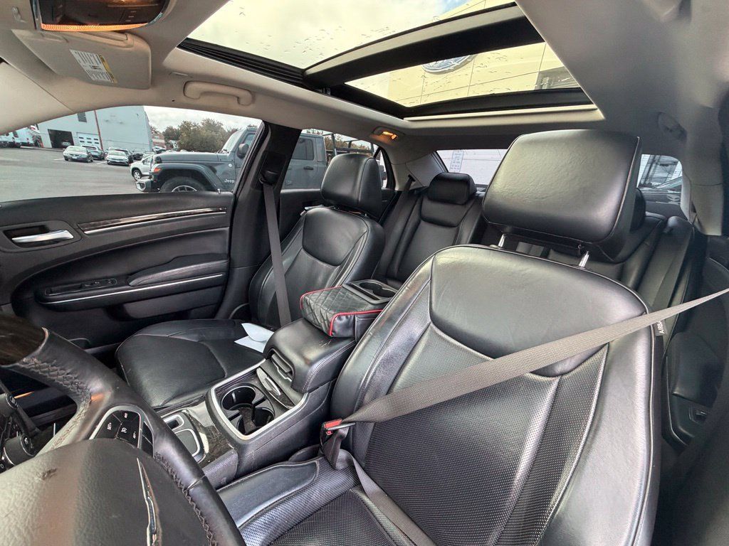 Used 2017 Chrysler 300 C RWD image 12
