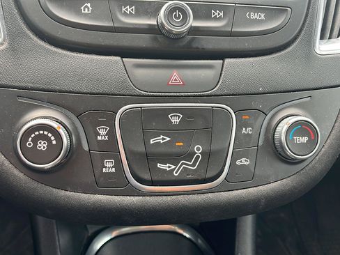Used 2018 Chevrolet Malibu LT FWD image 12