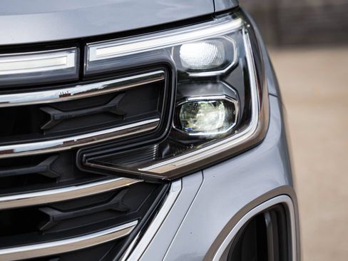 Certified 2024 Volkswagen Atlas SE FWD image 3