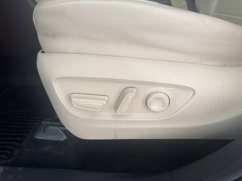 Used 2021 Toyota Highlander XLE AWD/4WD image 17