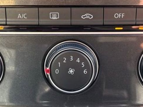 Used 2019 Volkswagen Golf SE image 31