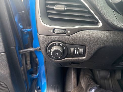 Used 2019 Jeep Cherokee Trailhawk w/ Cold Weather Group AWD/4WD image 15