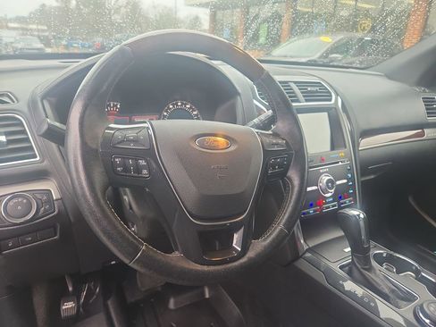 Used 2017 Ford Explorer Platinum image 15