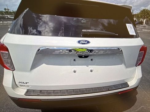 Used 2023 Ford Explorer XLT image 4