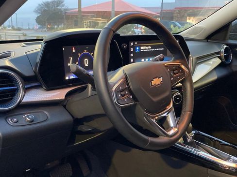 Used 2025 Chevrolet Trax LT w/ LT Convenience Package image 9