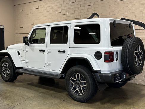 Used 2024 Jeep Wrangler Unlimited Sahara w/ Technology Group AWD/4WD image 8