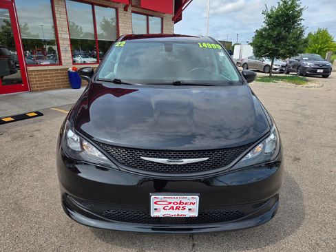 Used 2022 Chrysler Voyager LX FWD image 2