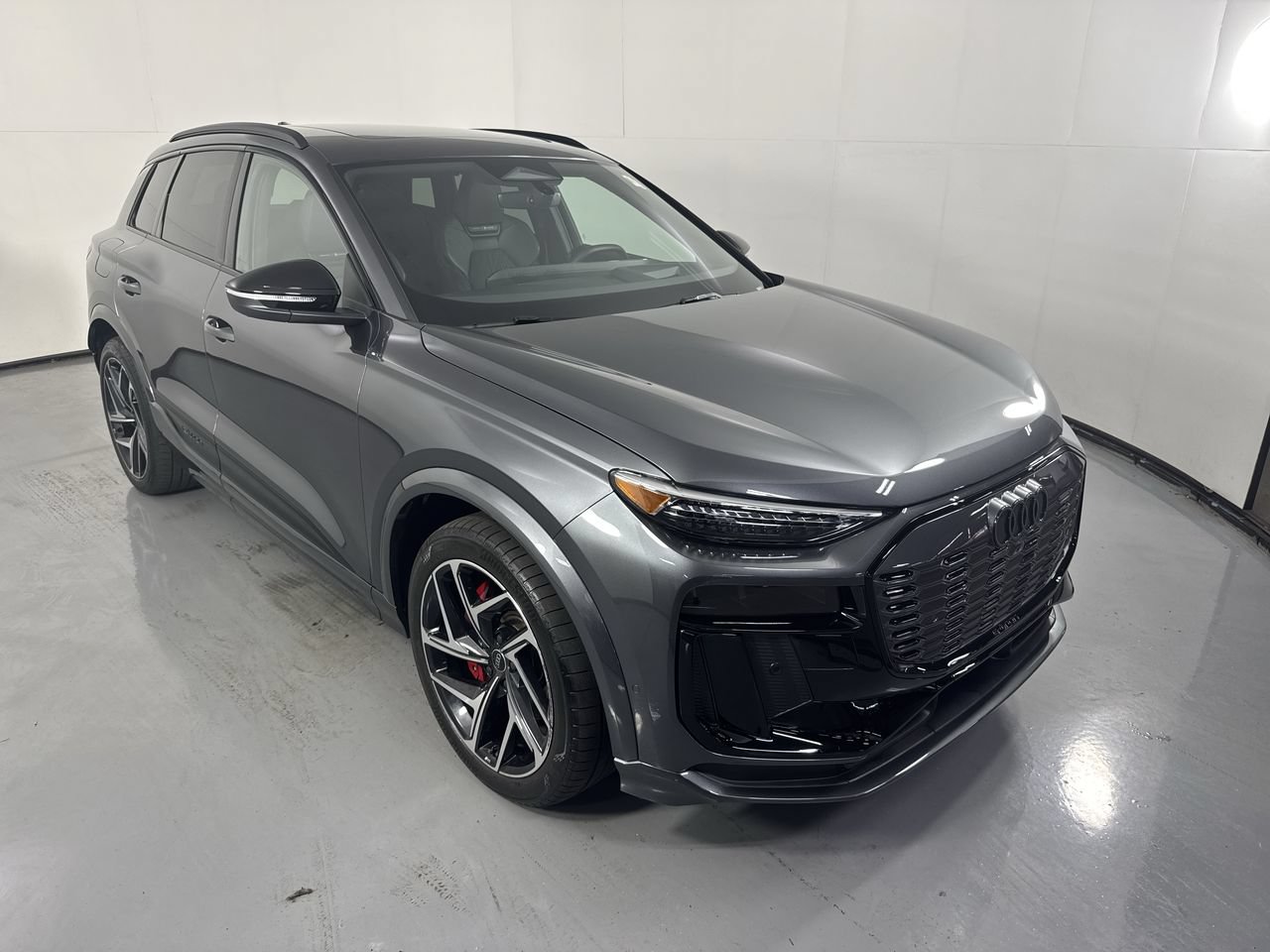 Used 2025 Audi SQ6 e-tron Premium Plus w/ Premium Plus AWD/4WD image 31