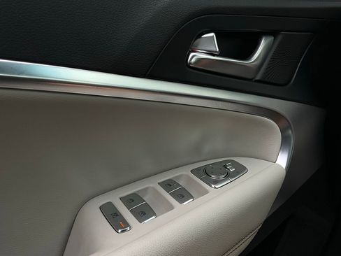 Used 2025 Genesis G70 2.5T image 21